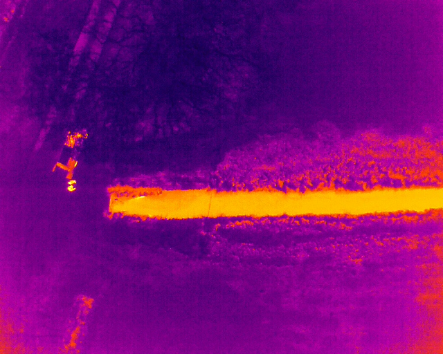 Thermische camera (rechts), op een spectrum van paars/blauw (koud) naar oranje/geel (warm)