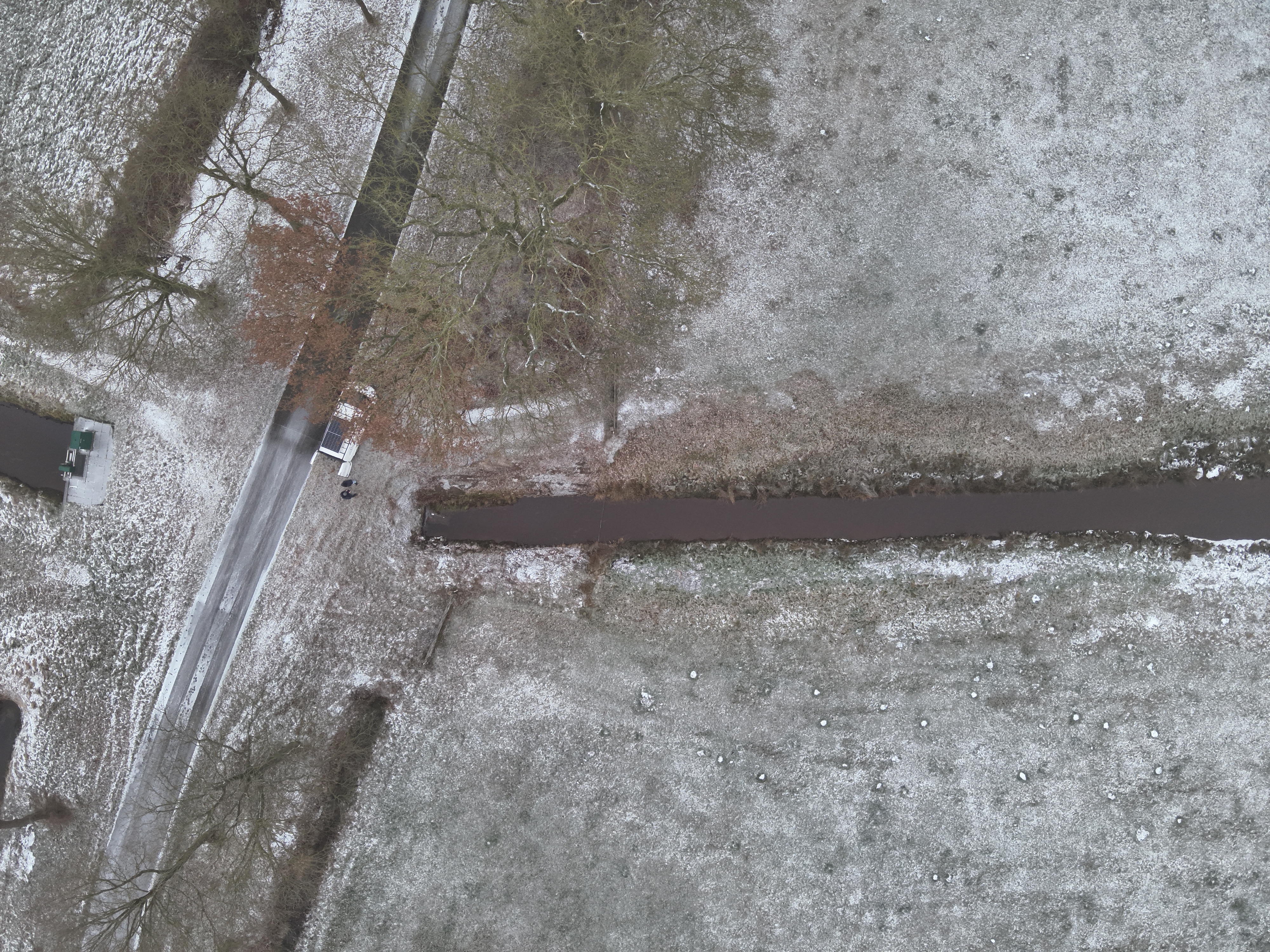 Droneaanzicht met normale camera  thermische camera (rechts), op een spectrum van paars/blauw (koud) naar oranje/geel (warm)