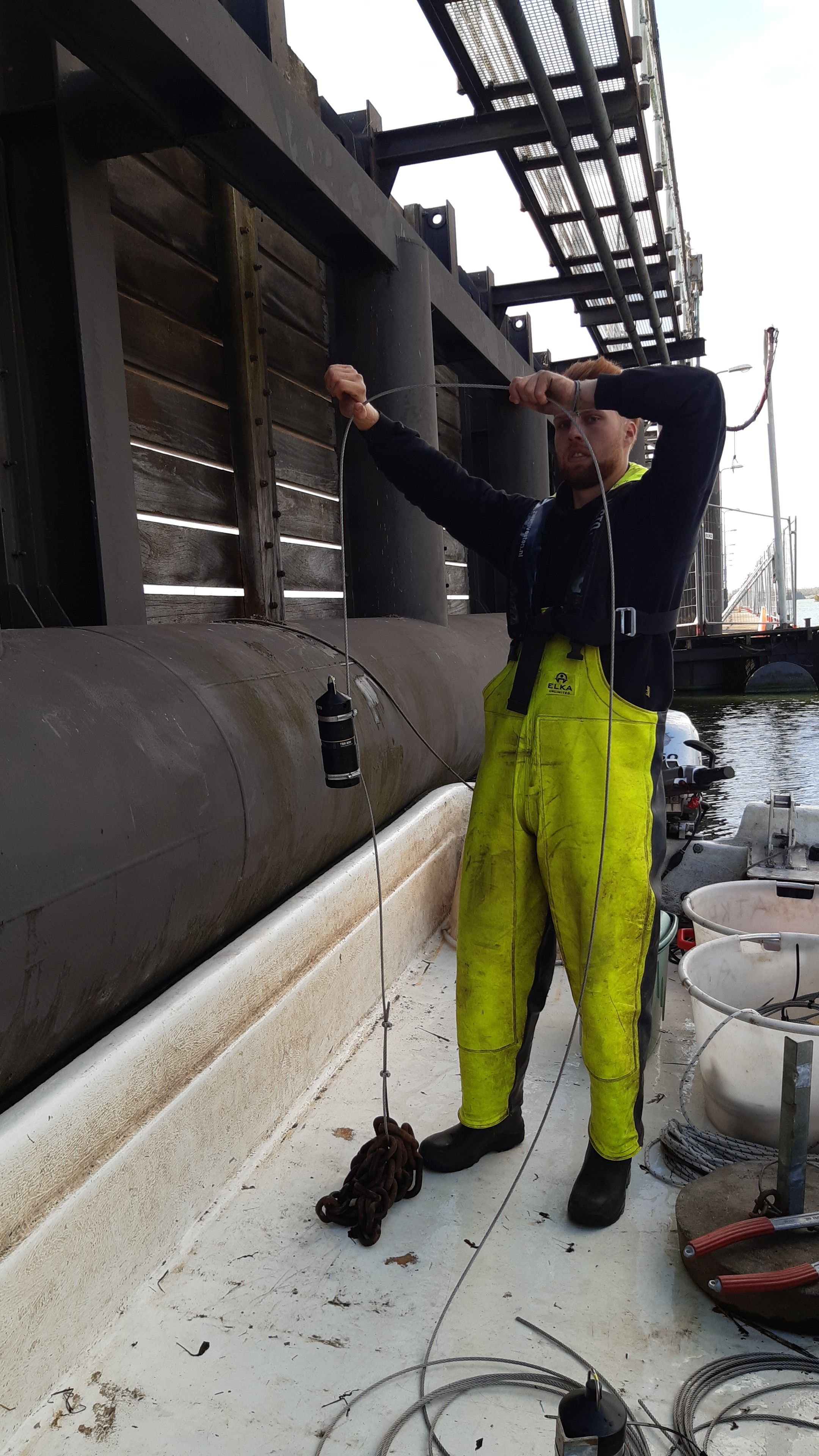 Plaatsen van een akoestische ontvanger bij het sluizencomplex.