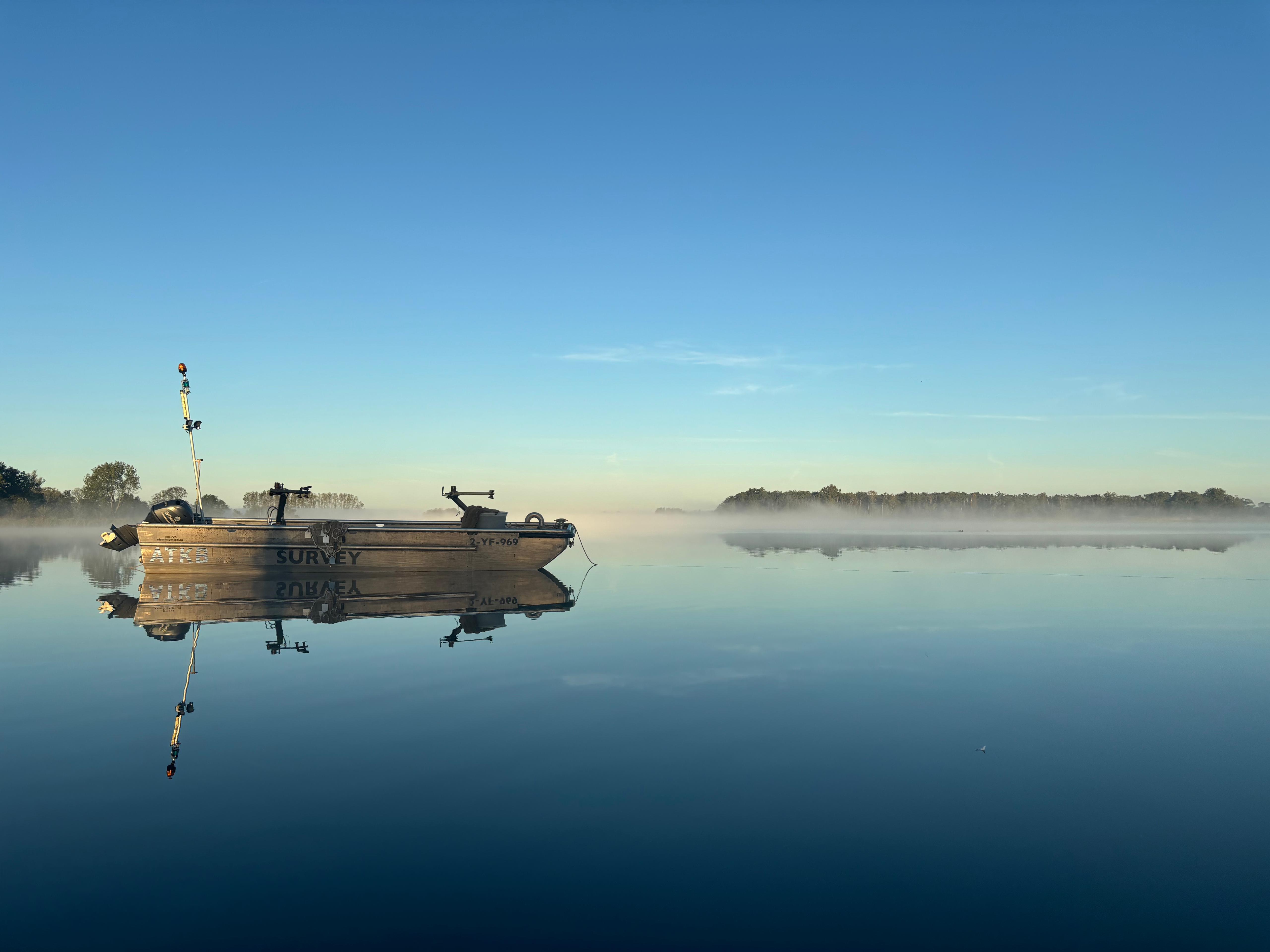 boot ATKB op water