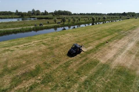 Scheuren door droogte in dijken en kades opsporen met 3D grondradar