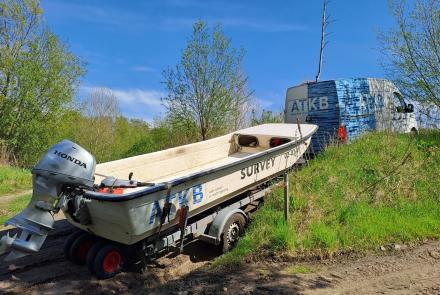 ATKB bus met boot die een onverharde helling op rijdt